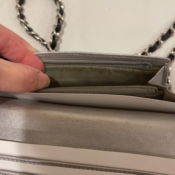 Vintage Chanel camellia lambskin wallet with chain - Picture 4 of 16